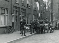 856016 Afbeelding van een N.S.B.-gezin dat uit hun huis gezet wordt te Utrecht, kort na de bevrijding.